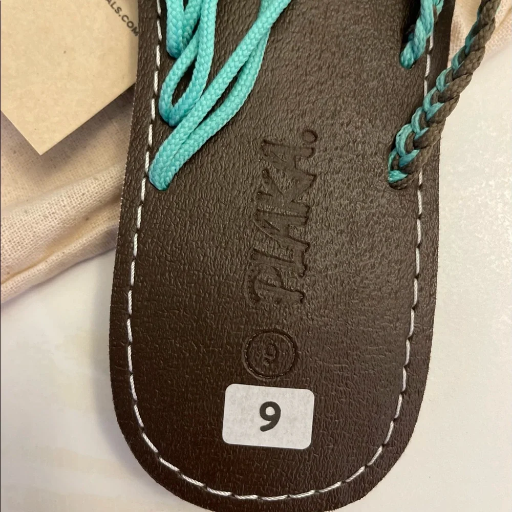 Plaka Flat Hand-Woven Sandals for Women - Picture 5 of 11